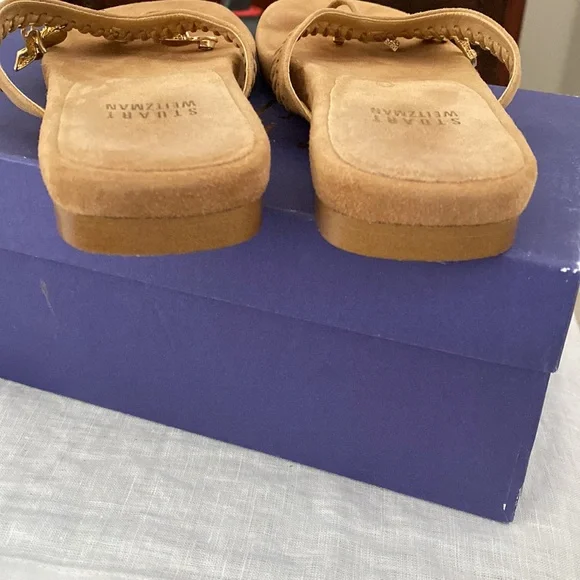 Stuart Weitzman cashew suede leather flip flops with gold shoe charms, 6.5 - Picture 6 of 11